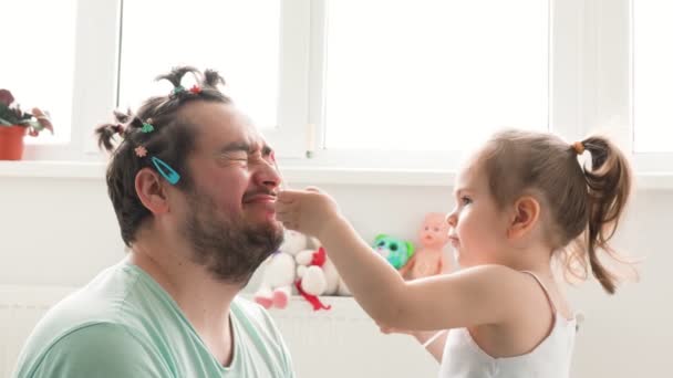 快乐的父亲和女儿在一起度过了一段美好的时光 父亲帮他的孩子化妆 分享欢笑 当一位父亲决定给他的孩子化妆时 他的终极化妆 — 图库视频影像