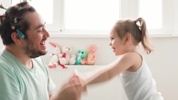 在这个温馨的镜头中 一个满脸胡子的爸爸和他的女儿在家里度过了一段有趣的时光 展示了父亲的爱和快乐 父亲的快乐与父亲和女儿的快乐的一天 — 图库视频影像