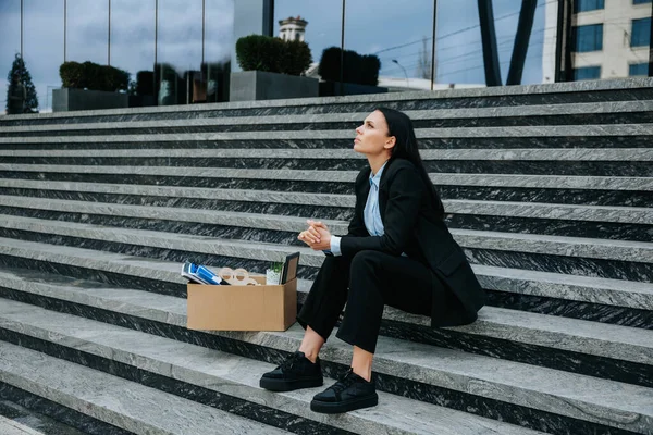 Uma Mulher Profissional Senta Nos Degraus Fora Seu Local Trabalho — Fotografia de Stock