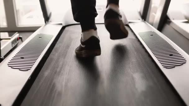 Spor Salonunda Koşu Bandında Koşan Erkek Bacakları Spor Salonunda Koşu — Stok video