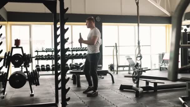 Ein Junger Mann Demonstriert Seine Stärke Und Hingabe Zur Fitness — Stockvideo