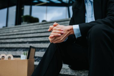 İşini kaybetme ve işsiz kalma mücadelesi bir karton kutuyu tutan bu yakın çekimde yakalanır. İşten Atık 'a İşten Çıkarma ve İşsizlik Hakkında Yakın Çekim
