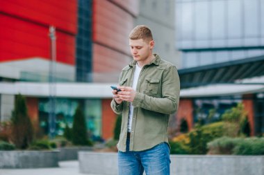 Yakışıklı Brezilyalı bir adam kafenin dışında tek başına oturuyor ve cep telefonuyla yazı yazıyor. Yalnız zamanının çoğunu akıllı telefonuyla sosyal medyayı karıştırarak geçiriyor.