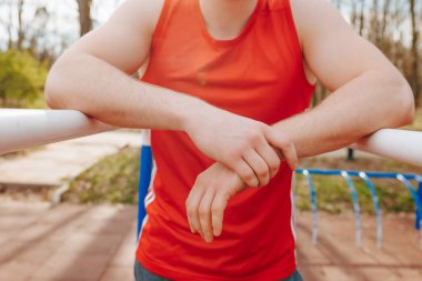 Bir Erkek Sporcunun Eli Harekete Geçtiğinde Güç ve Dexterity Yakın Çekimi. Bu zorlu spor aktivitesi için gereken güç ve çevikliği gösteriyor.