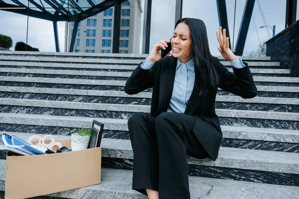Şsiz Telefonla Konuşurken Rahatsız Hisseden Bir Kadın Merdivenlerde Otururken Cep — Stok fotoğraf