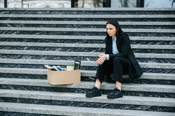 Hüsrana Uğramış Bir Kadın Dışarıda Merdivenlerde Oturur Işsizliğinin Ağırlığını Hisseder — Stok fotoğraf