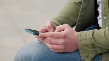 Bu görüntü sohbetin özünü yakına çekerek akıllı telefonlu ellerle yakalıyor, her taklada bilgiyi emiyor. Eğitimin Sayfaları Eller Kapalı ve Cep Telefonu
