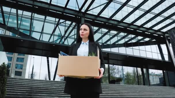 被解雇的员工持硬纸板签名 一个女人拿着一个纸板箱 显然在经历了失业和失业之后很痛苦 — 图库视频影像
