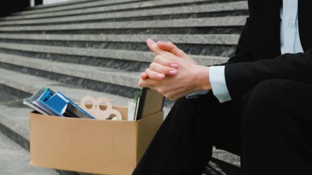 Mãos Humanas Segurando Uma Caixa Papelão Representando Perda Emprego Dificuldades — Vídeo de Stock