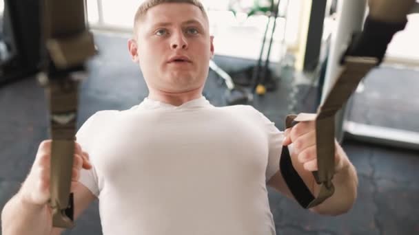 Athlète Masculin Engage Dans Programme Entraînement Haute Intensité Sur Une — Video