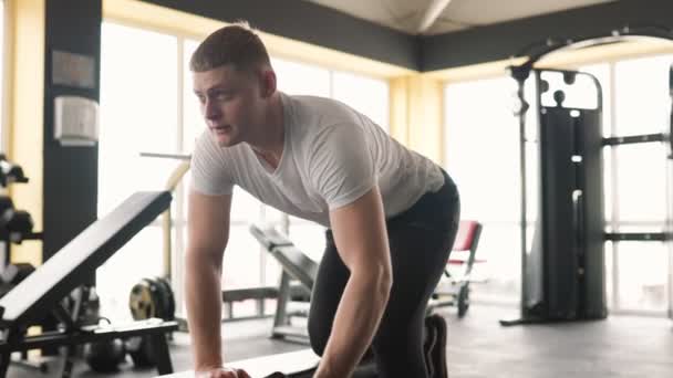 Gym Een Jonge Kaukasische Man Toont Zijn Inzet Voor Fitness — Stockvideo