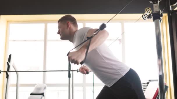 Athlète Masculin Entraîne Sur Appareil Musculation Dans Gymnase Intérieur Repoussant — Video