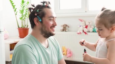 Makyajla eğlenen mutlu bir baba ve çocuk, çocuğunun yaratıcılığı konusunda destekleyici ve hevesli bir baba. Baba Bakımı Sakallı Baba ve Çocuğu Komik bir an paylaşıyorlar
