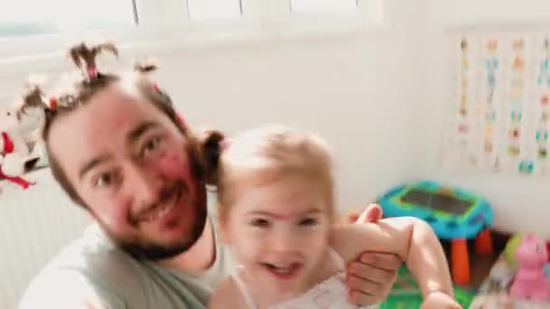 这段录像记录了一个父亲和他的孩子之间的美好关系 与父亲和孩子在一起的充满欢乐的家庭时光 — 图库视频影像