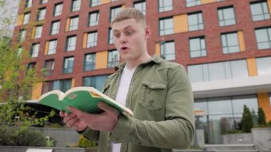 Genç bir adam çimlerin üzerinde oturmuş, kitap okuyor ve bir merak duygusuyla uzaklara bakıyor. Vahşi doğada öğrenen Dünya tarafından şaşırtılan bir çocuk kitabını keşfeder.