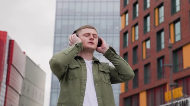 Mladý Muž Tváří Poslouchá Hudbu Sluchátky Uších Usmívá Když Městském — Stock video