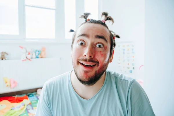Mężczyzna Makijażem Wyraża Pozytywne Emocje Podczas Zabawy Domu Dziwny Makijaż — Zdjęcie stockowe