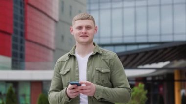Bir grup genç şehirde takılıyor, her birinin elinde bir akıllı telefon var. Şehirde cep telefonu olan hoş bir adam.