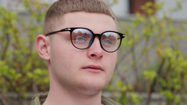 Portrét Pohledného Mladého Bělocha Oblečeného Stylových Brýlích Vyzařujícího Půvabný Mladistvý — Stock video
