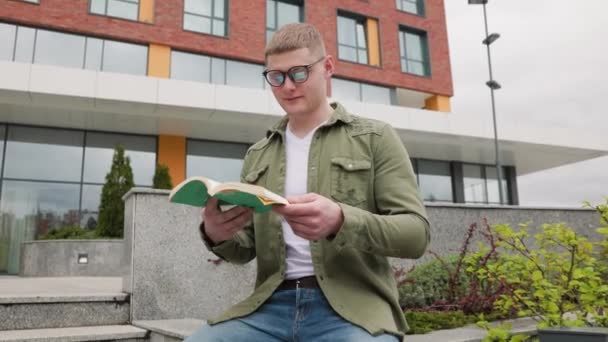 Πορτρέτο Ενός Ευτυχισμένου Ξανθού Αγοριού Που Διαβάζει Ένα Βιβλίο Που — Αρχείο Βίντεο