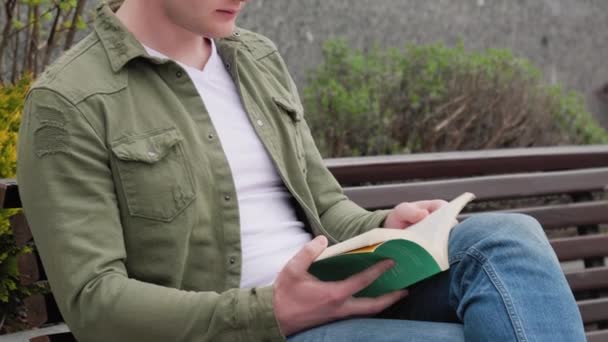 Jeune Homme Étudie Intensément Lisant Livre Plein Air Entouré Par — Video