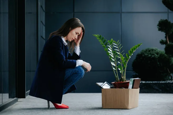Безробіття Бореться Стресовою Жінкою Яка Сидить Серед Картонних Коробок Вага — стокове фото