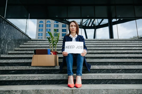 Merdivenlerde Oturan Orta Yaşlı Bir Kadın Elinde Depresif Stresli Ruh — Stok fotoğraf