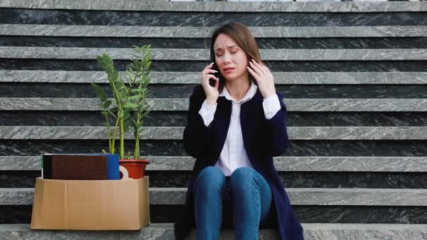 Venku Sedí Deprimovaná Žena Drží Kartónovou Ceduli Mluví Smartphonu Nezaměstnanosti — Stock video