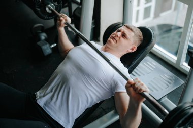  Uzman bir spor salonunda çeşitli fiziksel egzersizler için halterleri kullanarak dinamik ve uyumlu bir antrenman seansı. Spor Salonundaki Halter ile Güç Fiziksel Egzersizleri