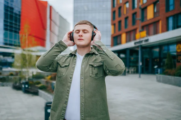 Man Wearing Red Shirt Headphones Looking Cityscape While Enjoying His — Stock Photo, Image