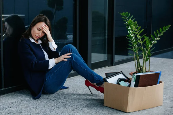Trabalho Perda Infelicidade Uma Trabalhadora Feminina Estressada Sentada Entre Papelão — Fotografia de Stock