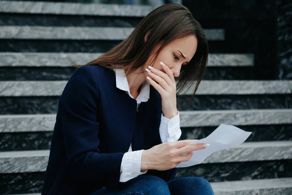 Abraçando Mulher Deprimida Que Carta Job Loss Frustração Cara Mulher — Fotografia de Stock