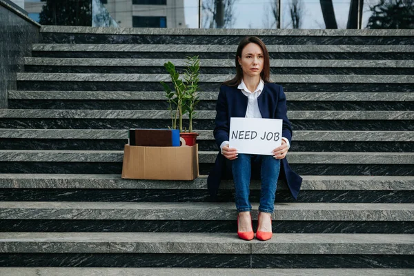Merdivenlerde Oturan Üzgün Bir Kadın Sloganı Olan Bir Karton Kutuyu — Stok fotoğraf