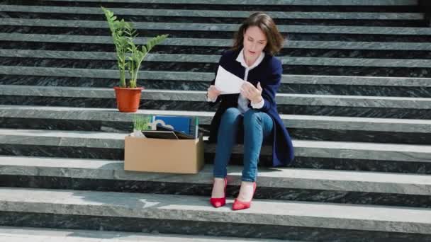 寻找希望让女人心烦意乱的原因是楼梯上的失业 孤身一人在楼梯上苦苦挣扎的女人中 — 图库视频影像