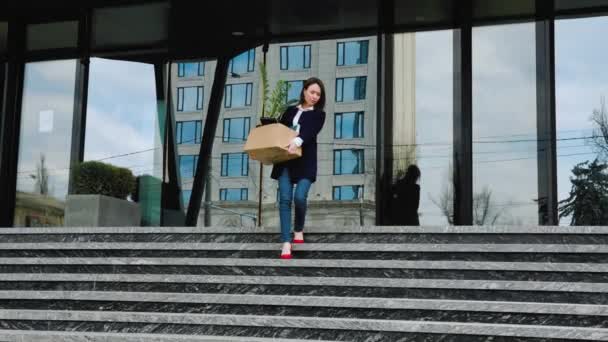 Жінка Стані Відчаю Нещастя Сидячи Серед Картонних Коробок Ілюструє Негативний — стокове відео