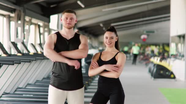 Sync Ready Young Man Woman Striking Pose Gym Eyes Camera — Stock Video