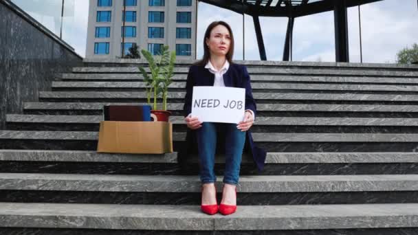 Nieszczęśliwa Kobieta Siedząca Schodach Trzymająca Karton Hasłem Need Work Transparencie — Wideo stockowe