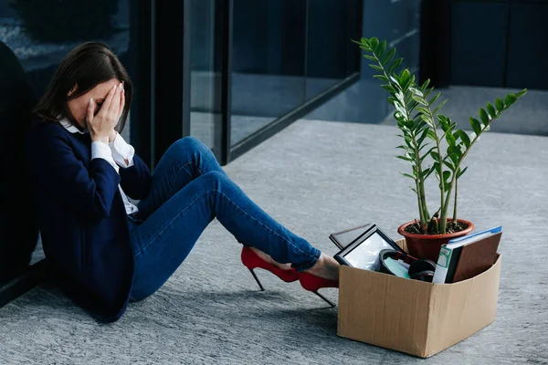 Lutando Contra Desemprego Stress Uma Mulher Sentada Impressionada Com Perda — Fotografia de Stock