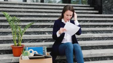 Zorlukların Üstesinden Gelen Kovulan İş ve Sorunlu Orta Yaşlı Kadın İçin İş Kayıpları. Ekonomik durgunluk Dışı Depresyondaki İşçi