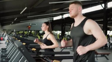 Amerikan ve İspanyol Bireyler Ortak Antrenman için Birleştiriliyor. Spor salonundaki sağlık bilinci olan çift spor salonuna öncelik veriyor. Formda Adam ve Kadın Kardiyo Çalışmalarına Başlıyor