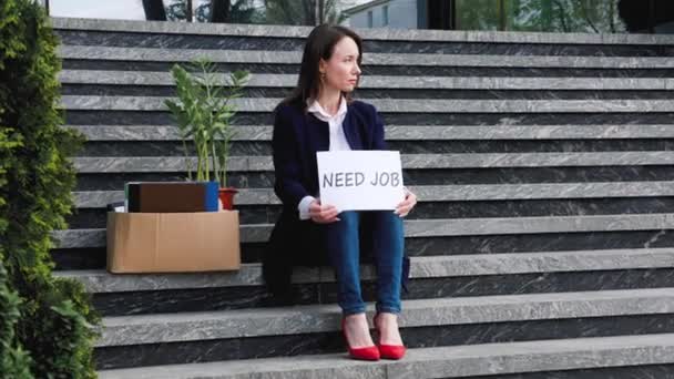 Una Mujer Triste Sentada Las Escaleras Agarrando Cartón Con Eslogan — Vídeo de stock