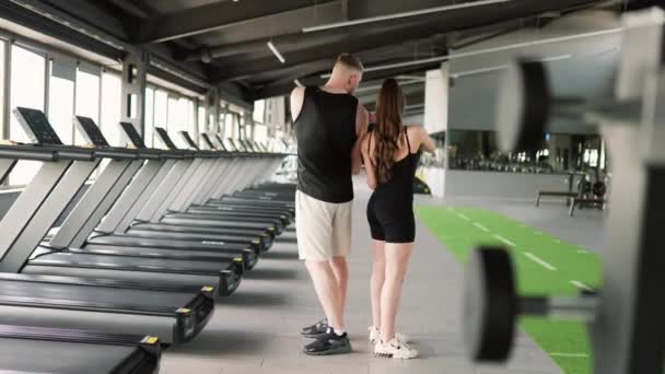 健康与积极的伴侣一个有进取心的男人和女人一起锻炼 用一个训练球加强他们的日常锻炼 并在健身房推广健康的生活方式 — 图库视频影像