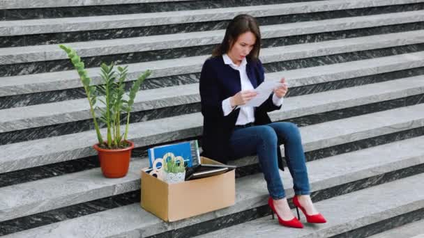 Поисках Искупления Депрессивная Женщина Читает Письмо Увольнении Лестнице Справиться Безработицей — стоковое видео