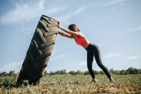 Mulher Fitness Treinamento Levantando Uma Roda Como Parte Sua Rotina — Fotografia de Stock