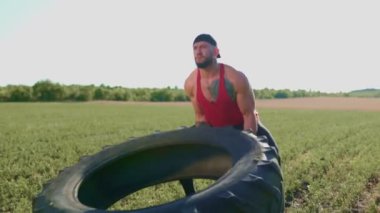 Bu sporcunun dışarıda egzersiz yaparken inanılmaz bir güç ve kontrolle tekerleği kaldırışındaki güç ve kararlılığına tanık olun..