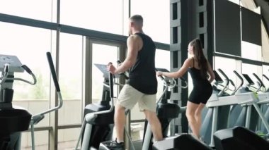 Aktif İspanyol erkek ve Kafkasyalı kadın yüksek yoğunluklu bir antrenman sırasında sınırlarını zorluyorlar. Fitness odaklı Amerikan Çifti Egzersiz yoluyla Hedeflerine Ulaşır