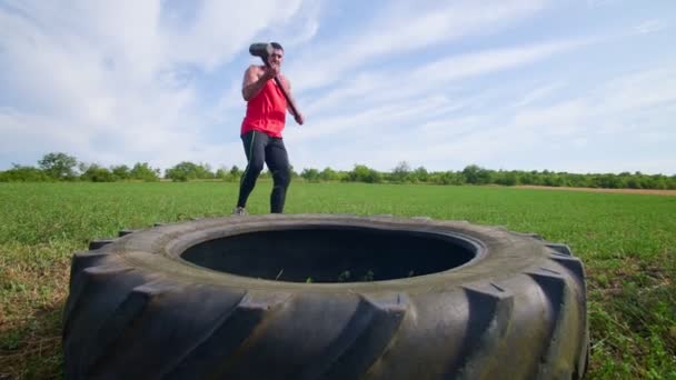 Εξωτερική Power Training Μυώδης Άνθρωπος Βαριοπούλα Συμμετέχει Tire Hitting Άσκηση — Αρχείο Βίντεο