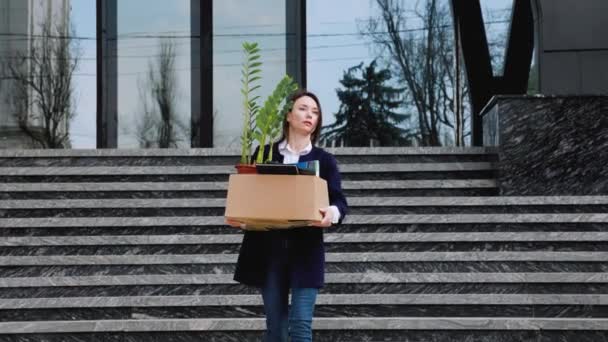一位忧心忡忡的女人坐在外面 紧紧抓住纸板箱 象征着失业造成的痛苦 情绪崩溃被解雇的办公室职员的痛苦 — 图库视频影像