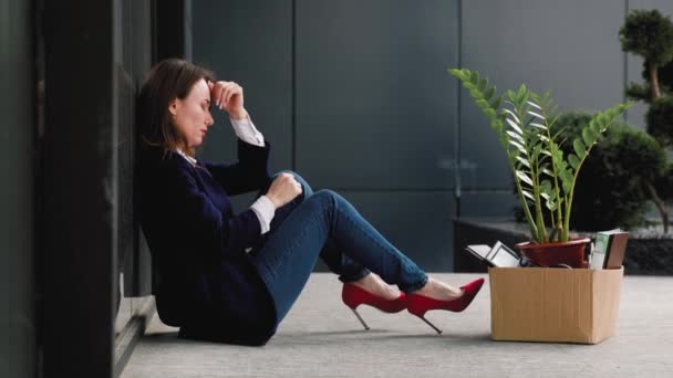 Enfrentar Despido Laboral Una Mujer Deprimida Rodeada Cosas Personales Cómo — Vídeo de stock