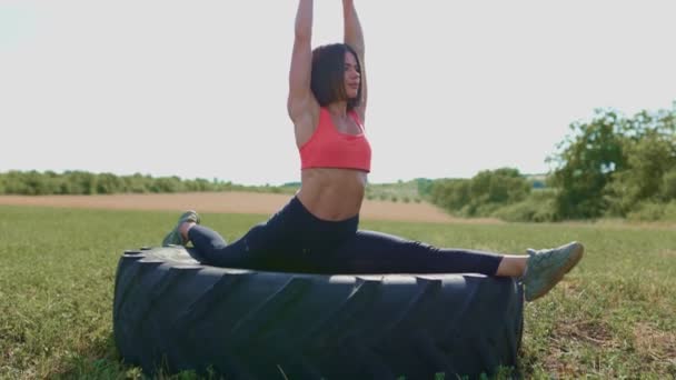 Dynamisches Crossfit Training Athletische Frau Übt Körperliche Übungen Mit Reifen — Stockvideo